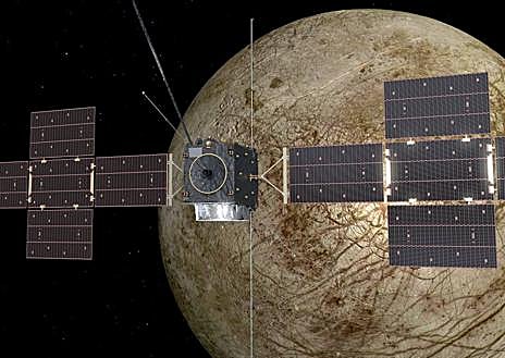 Imagen secundaria 1 - Luisa M. Lara, en su despacho del IAA; ilustración de la sonda Juice; y el Ariane 5, durante su tralsado. 