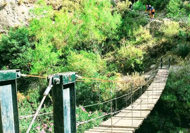 Puente colgante sobre una de las pozas de la Junta de los Ríos de Otívar.