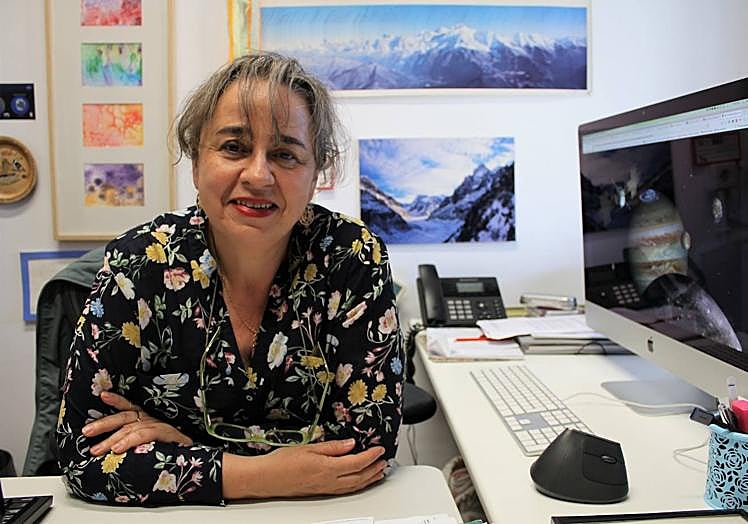 Imagen principal - Luisa M. Lara, en su despacho del IAA; ilustración de la sonda Juice; y el Ariane 5, durante su tralsado. 