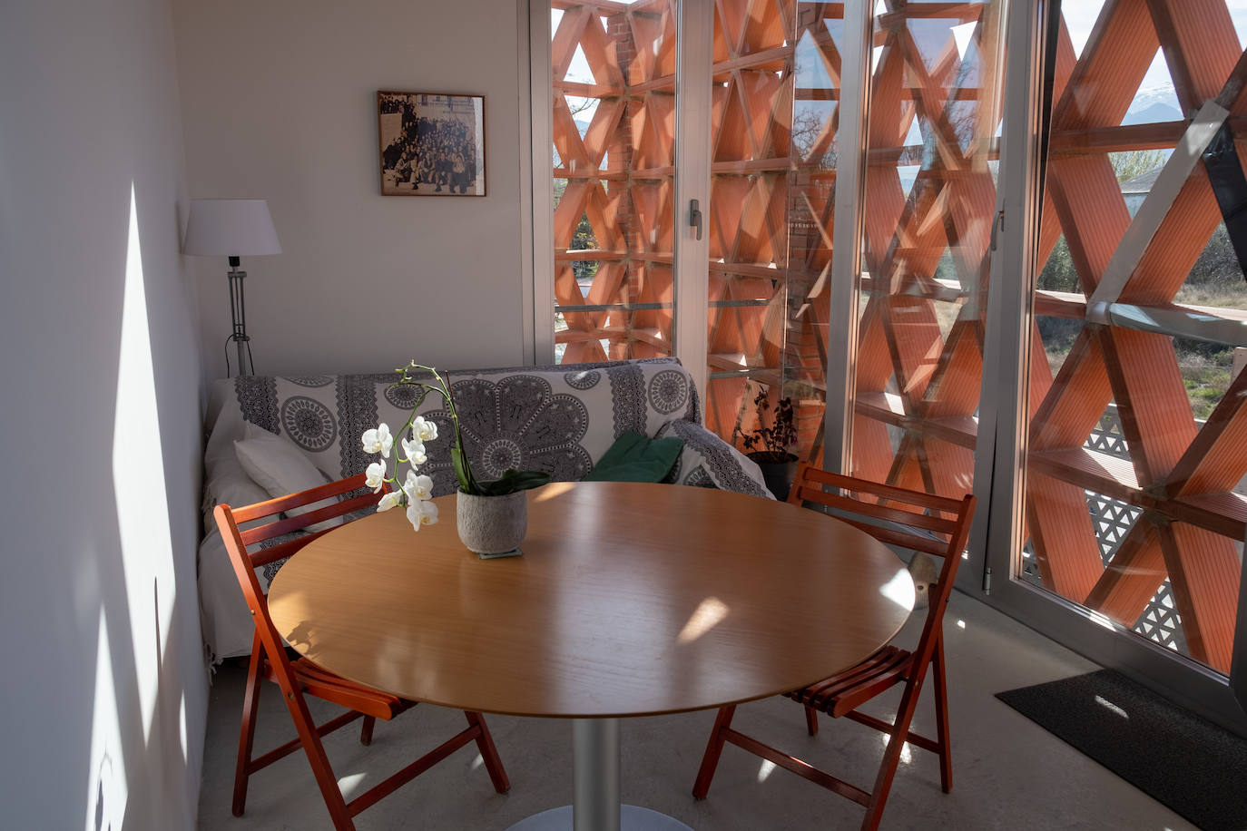 Imagen secundaria 1 - Celosías, elemento básico en el diseño del nuevo estudio de Soledad Sevilla. 