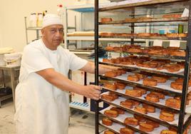 Decenas de torrijas recien hechas se amontonan en bandejas para ser enviadas a tienda.