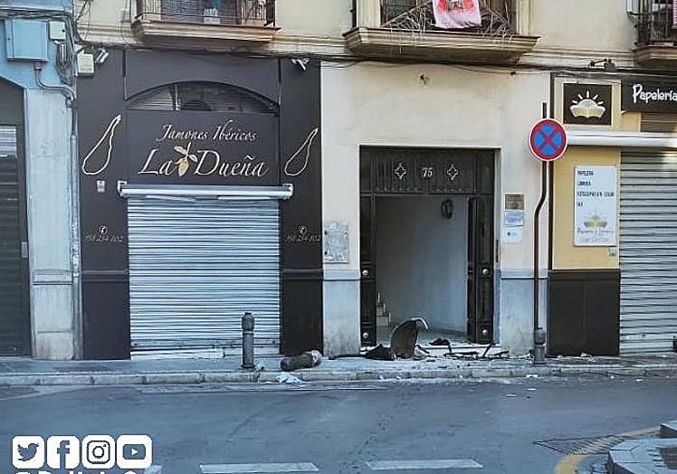 Estado en el que ha quedado el portal tras el atropello