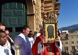 Ostensión del Santo Rostro desde los balcones catedralicios para bendecir a fieles y campos jienenses.
