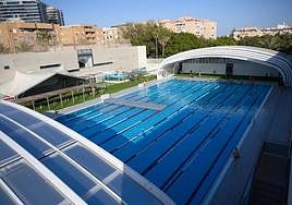 La instalación del techo retractil en la piscina ya ha finalizado.