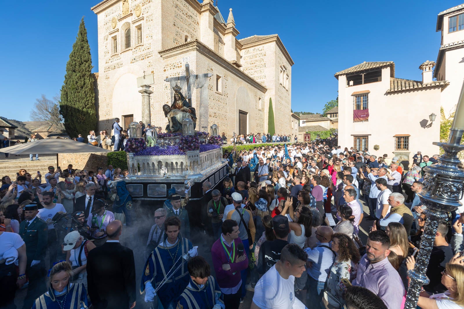 La procesión de Santa María de la Alhambra, en imágenes