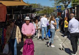 Primer día del nuevo mercadillo del Zaidín entre las quejas de comerciantes y vecinos