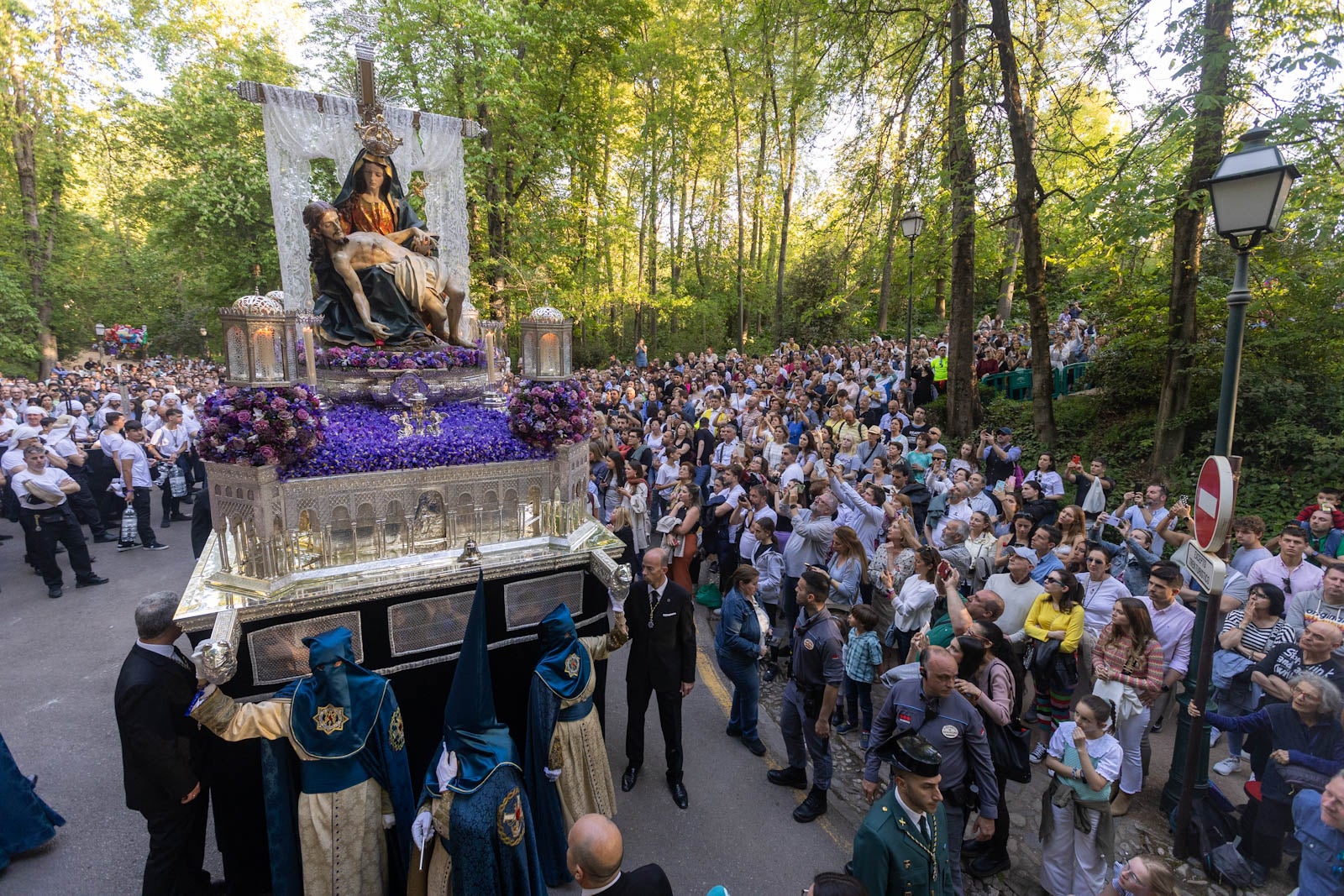 La procesión de Santa María de la Alhambra, en imágenes