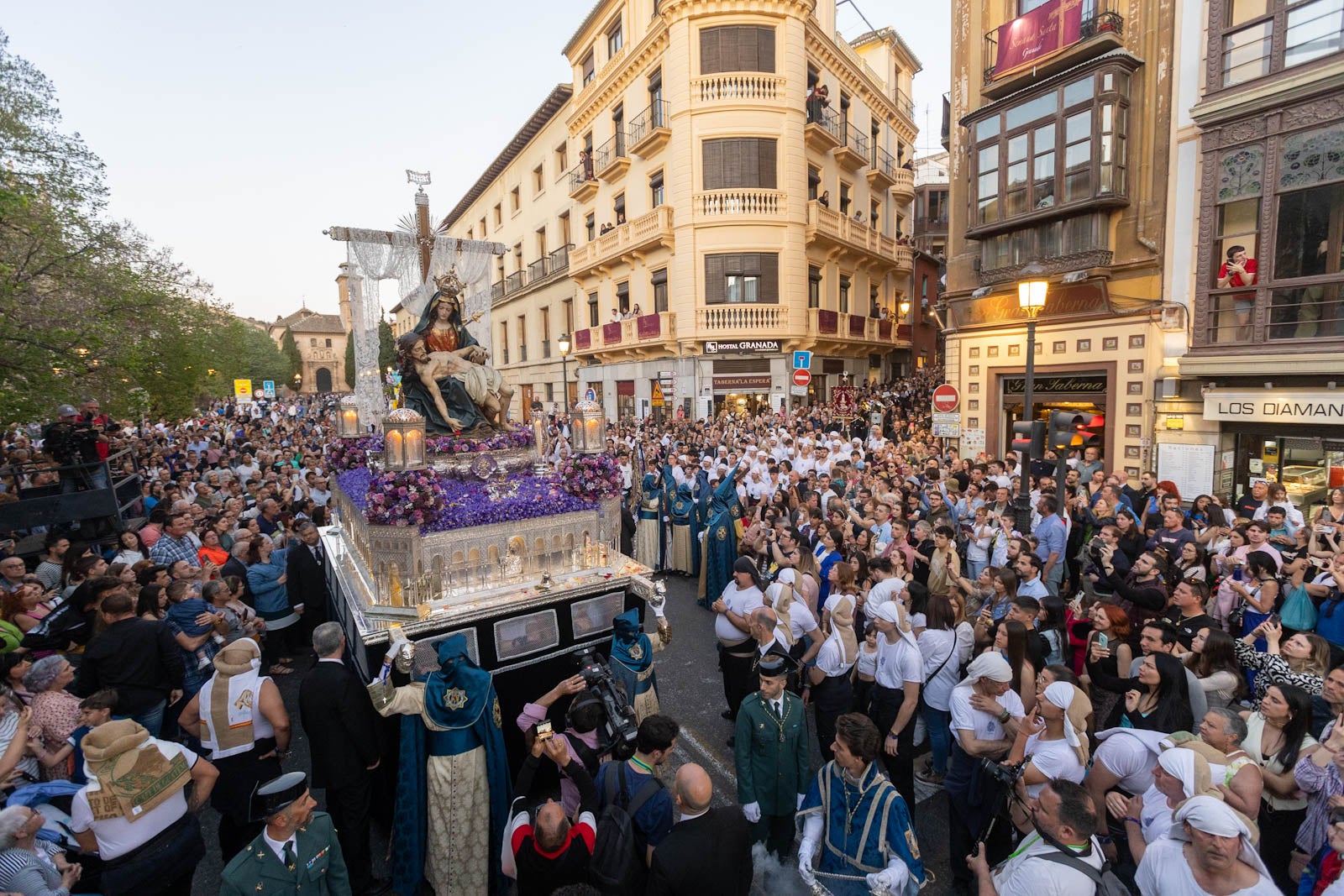 La procesión de Santa María de la Alhambra, en imágenes