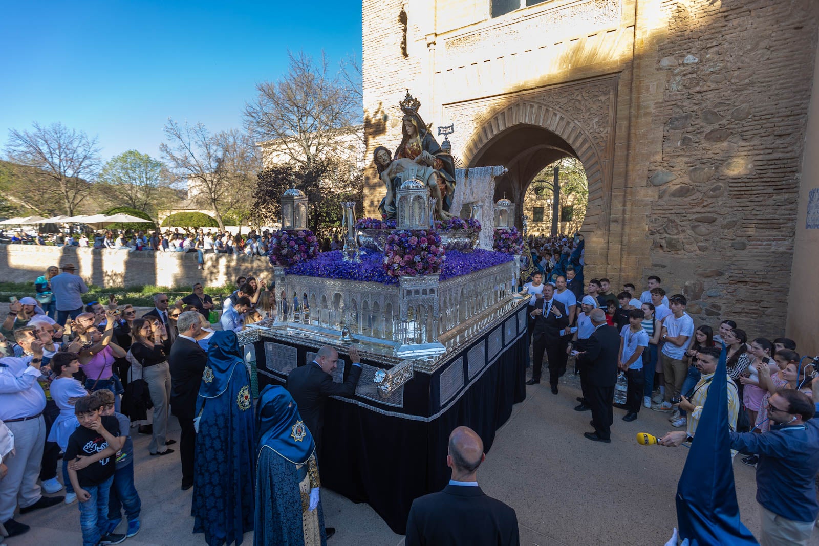 La procesión de Santa María de la Alhambra, en imágenes