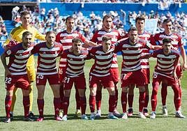Equipo titular del Granada en La Romareda.