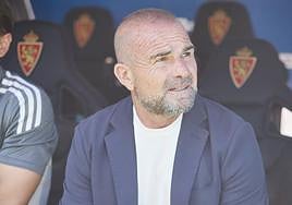 Paco López, sentado en su banquillo antes del inicio del partido.