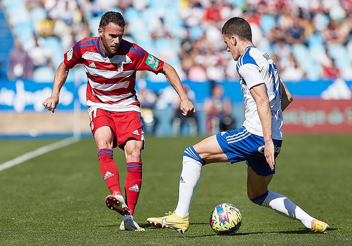 Quini busca un caño a Nieto.