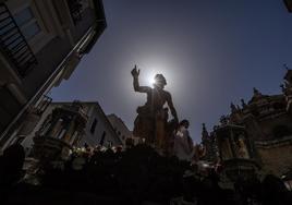 El Resucitado procesionando por las calles de Granada.