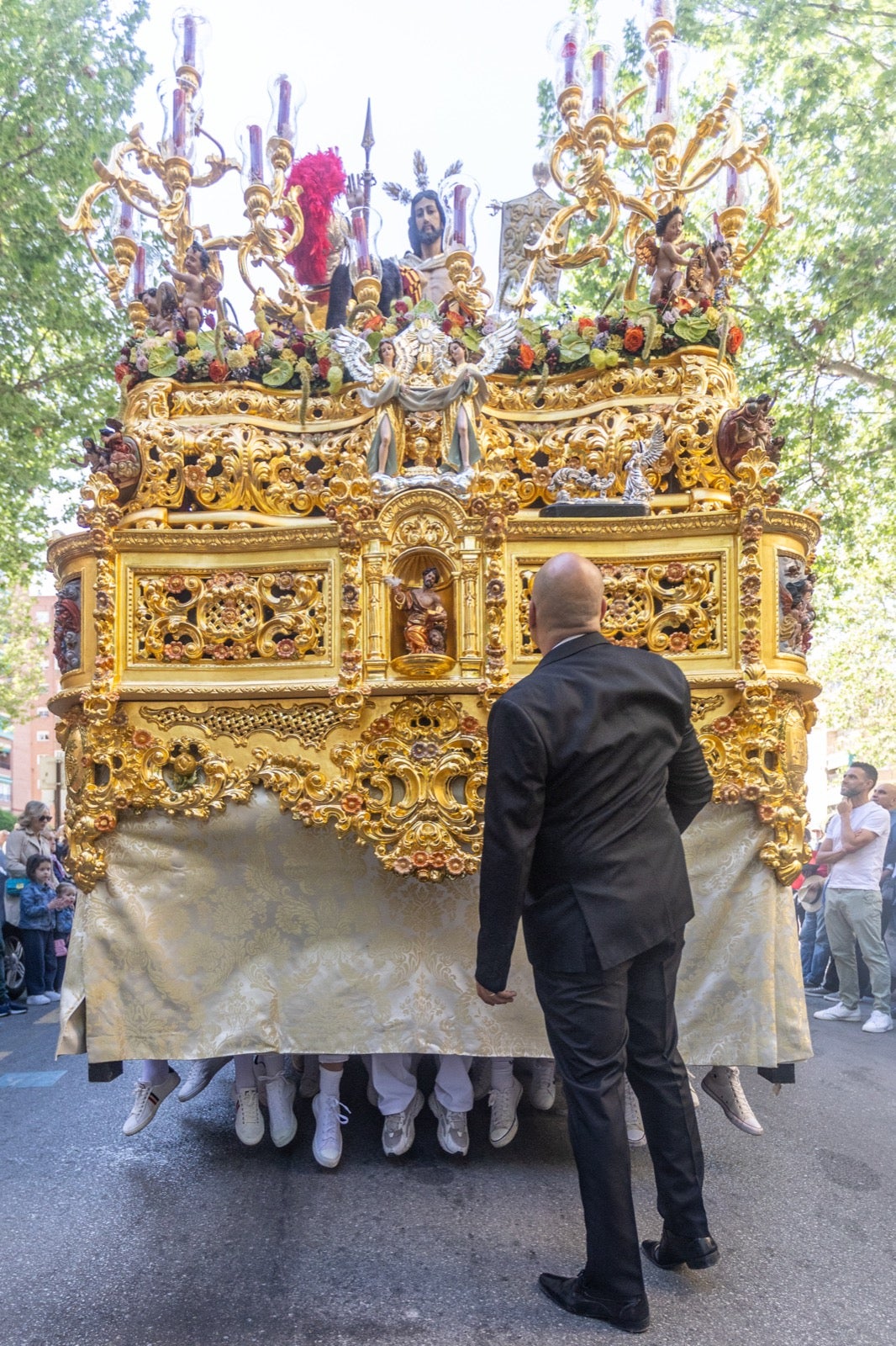 Santa María del Triunfo y la Resurrección procesionaron en el último día cofrade