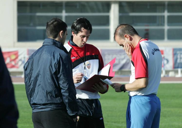 Emery habla con Carcedo, que le acompañó a Valencia, y con Edu Pons.