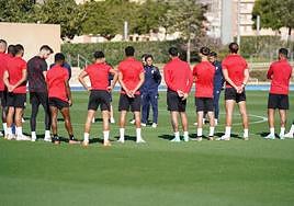 Rubi alecciona a sus jugadores con vistas a un partido muy importante, crucial.