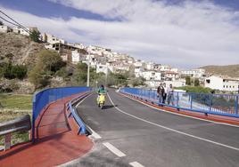 El puente de Líjar gana en seguridad tras ampliarse a dos carriles