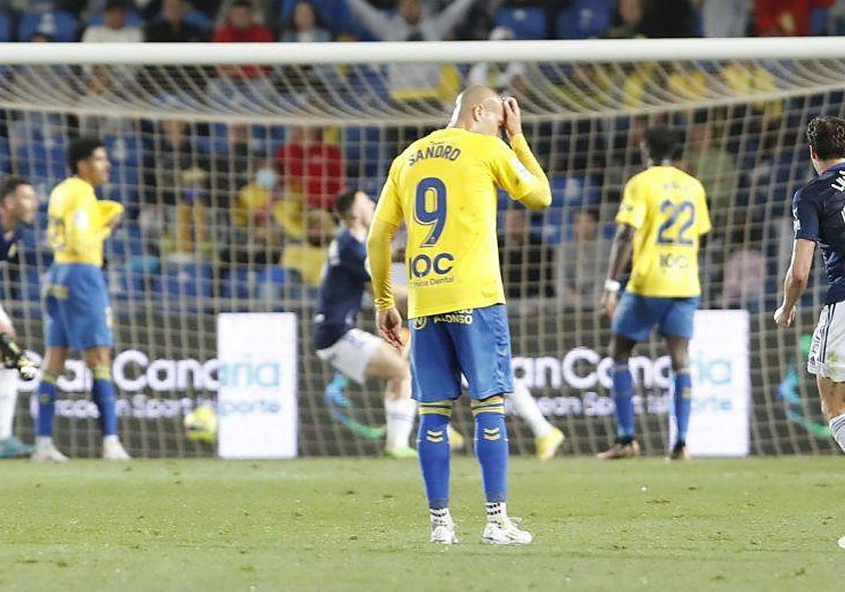 Sandro lamenta el gol del Oviedo mientras los carbayones celebran.