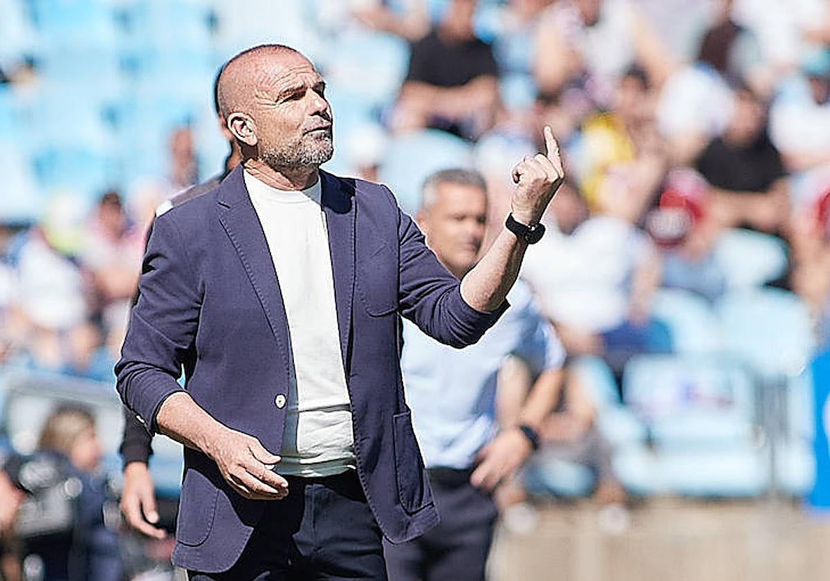 Paco López da indicaciones a sus futbolistas en La Romareda.