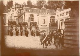 Imagen histórica de la visita del rey Alfonso XIII a la fábrica ubicada en El Fargue.