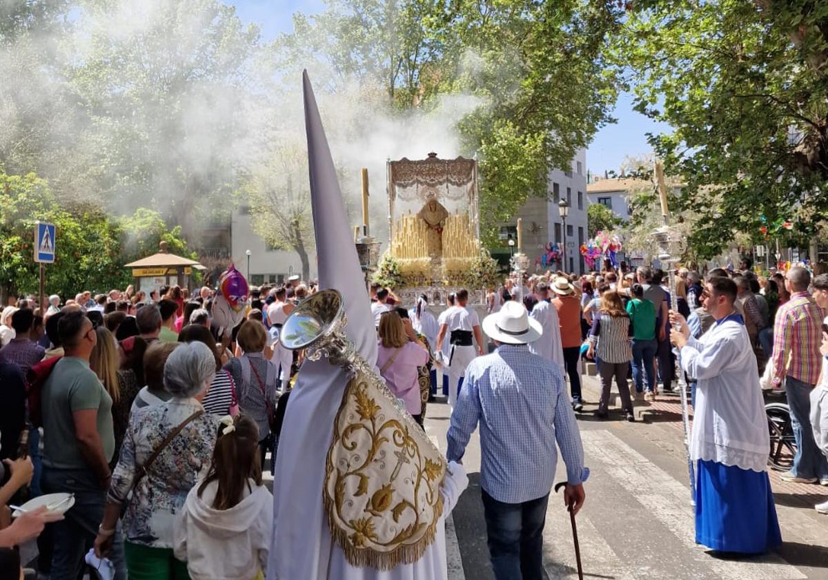 Susto en Granada al arder por unos segundos el manto de Santa María del Triunfo