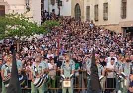 Jienenses y visitantes esperan la salida del Cristo de la Buena Muerte, el Miércoles Santo.