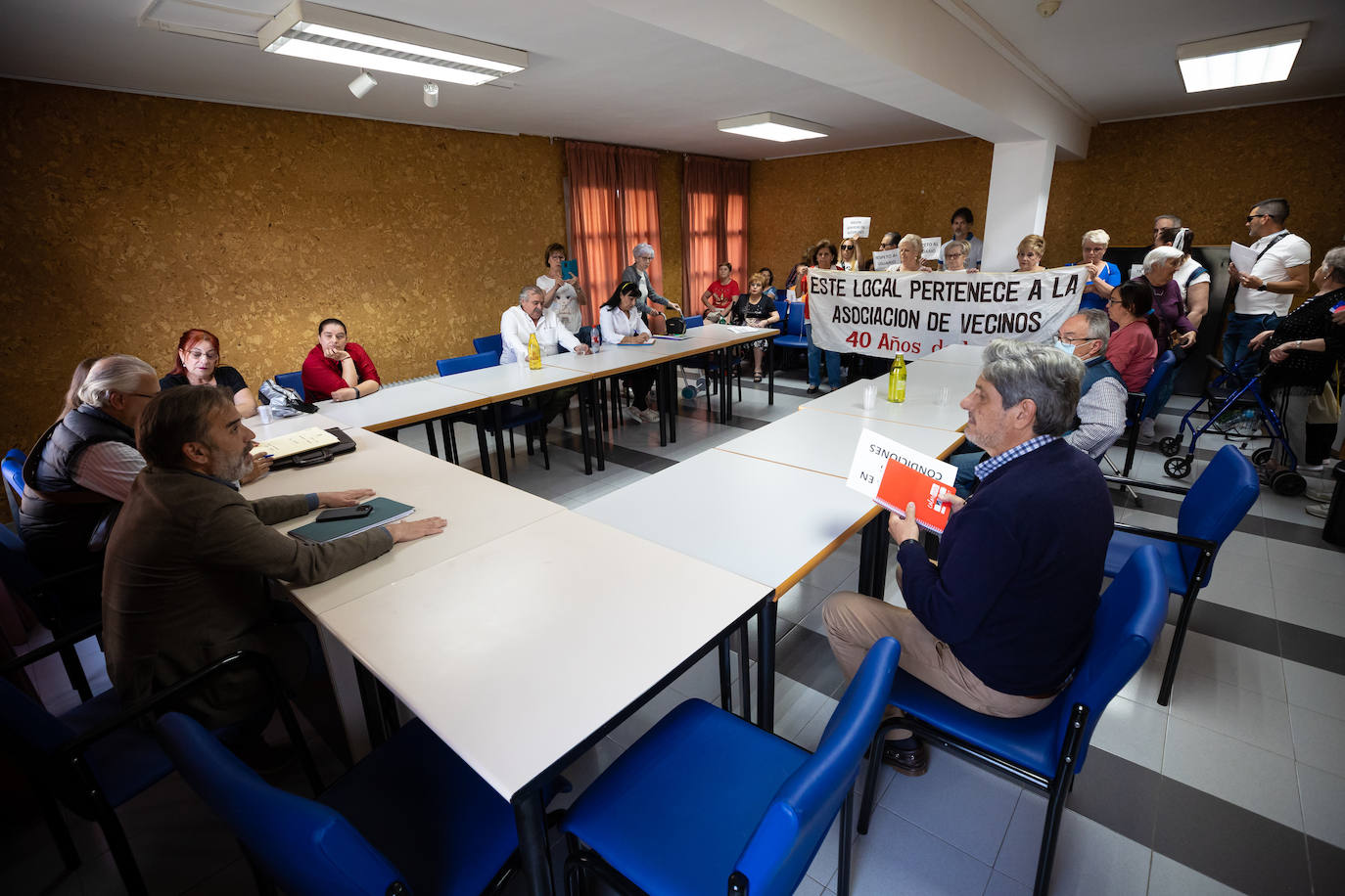 Vecinos del barrio de Cartuja protestan en la última junta de distrito Norte del mandato.