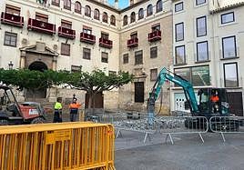 Sustitución de los adoquines deficientes en la plaza de Santa María.