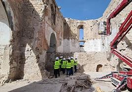 Primera visita guiada a los restos de la iglesia de San Miguel.