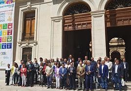 Foto de familia de los premiados junto a los representantes políticos de la Diputación y el Ayuntmiento de Jaén.