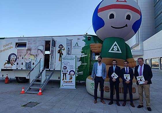 La mascota Segurit@ y los repesentantes de las administraciones y entidades que promueven la campaña.