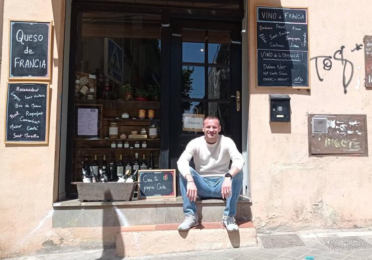 François, sentado en las escaleras de acceso a su negocio gourmet ubicado en la Plaza del Realejo.