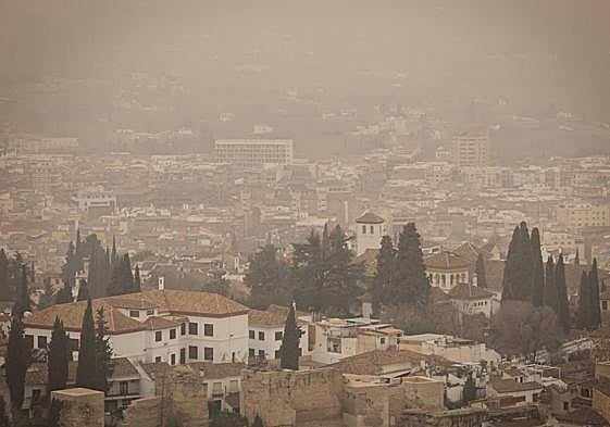 La calima vuelve a Andalucía acompañada de temperaturas veraniegas.