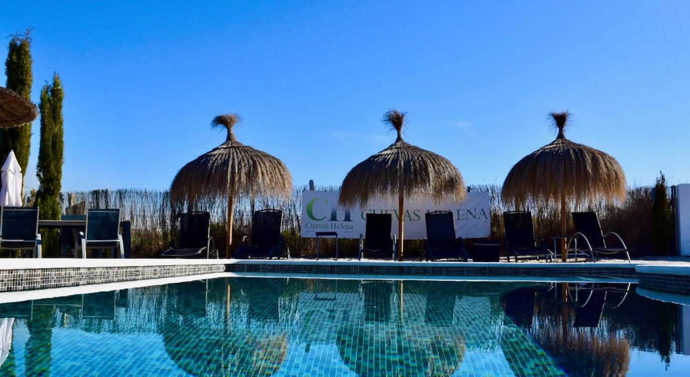 Piscina de las cuevas que regentan Mark y Shirley.