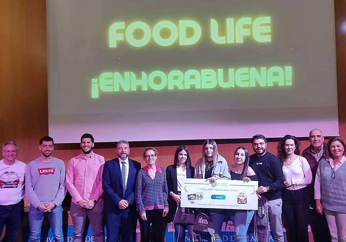 Acto de entrega de premio al equipo ganador.