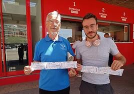 Pepe y Alexis presumen con sus entradas este martes a mediodía frente a taquillas.