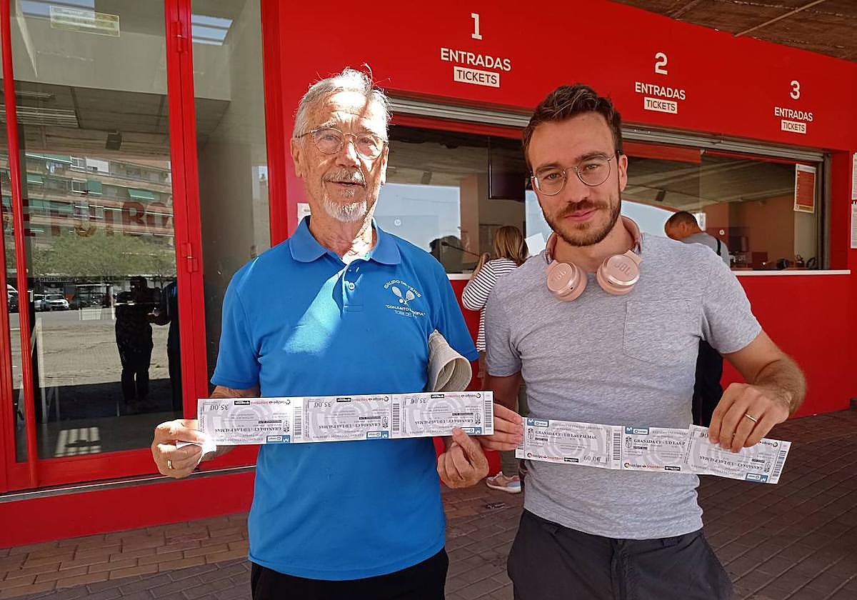 Pepe y Alexis presumen con sus entradas este martes a mediodía frente a taquillas.