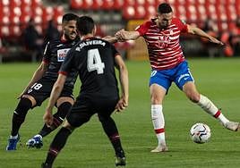 Antonio Puertas golpea un balón en el último precedente contra el Eibar en Los Cármenes.
