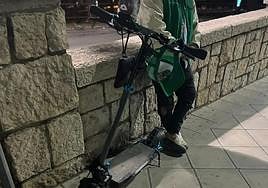 Conductor y patinete eléctrico inmovilizado por los agentes.