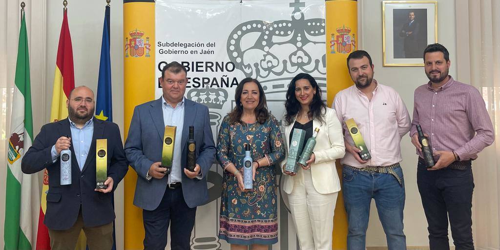 La subdelegada del Gobierno en Jaén, Catalina Madueño, ha recibido a los representantes de la cooperativa de Jimena ganadora y de la finalista de Villacarrillo.
