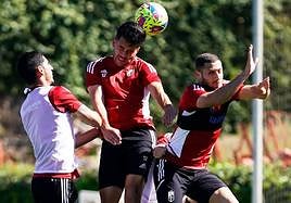 Víctor Meseguer gana un balón de cabeza en un entrenamiento del equipo.