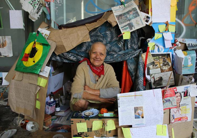 Imagen principal - Khadija, en el interior de su casa; el techo cubierto de textos y las hojas pegadas en el escaparate. 