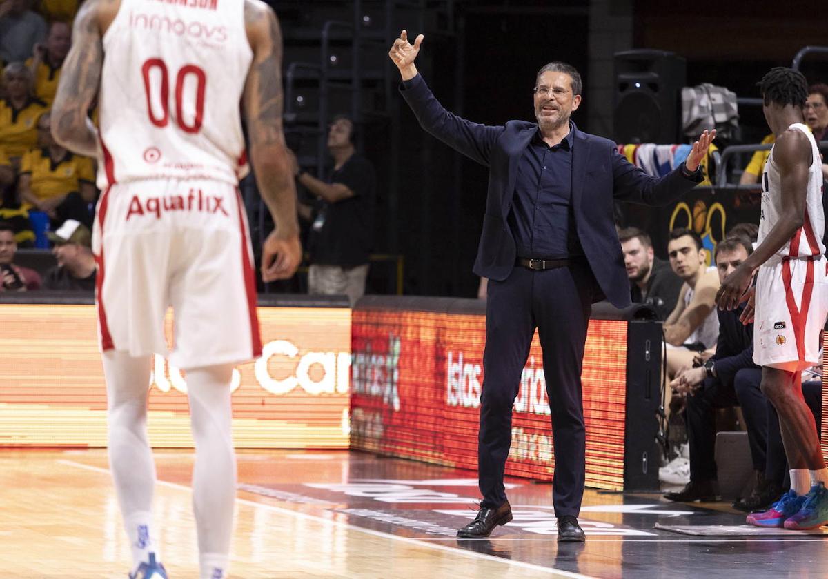 Pedro Martínez gesticula en partido contra el Tenerife de Champions League.