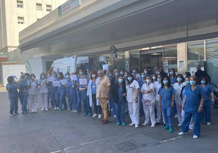 Compañeros de la enfermera se concentraron a las puertas de Urgencias para expresarle su apoyo y denunciar la lacra de las agresiones.