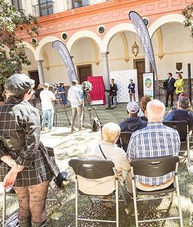 Imagen secundaria 2 - Franciso Cuenca y Antonio González entregan el cheque al ganador; momento del destape de los ganadores; y ambiente en el patio del ayuntamiento. 