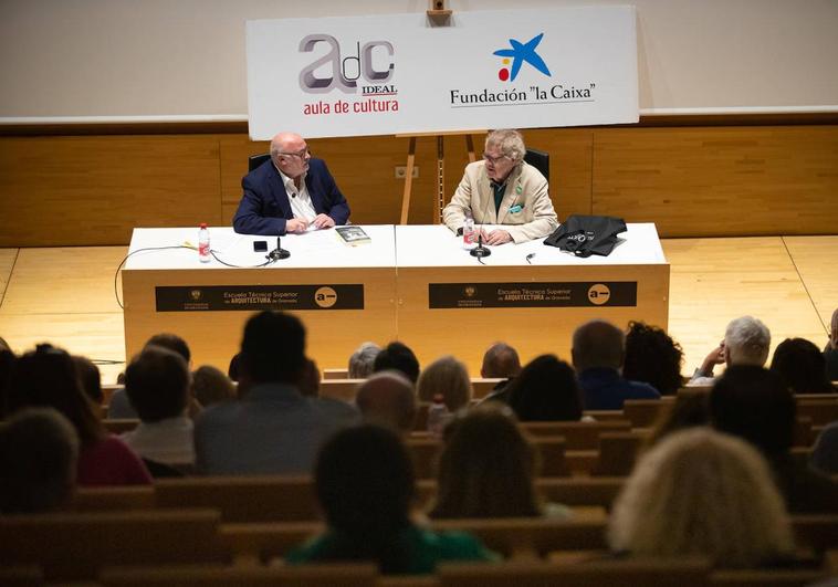 Eduardo Peralta e Ian Gibson, durante su conferencia en el Aula de Cultura de IDEAL.