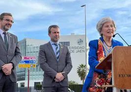 María Castellano Arroyo, junto al alcalde y al rector de la UJA, en el homenaje.