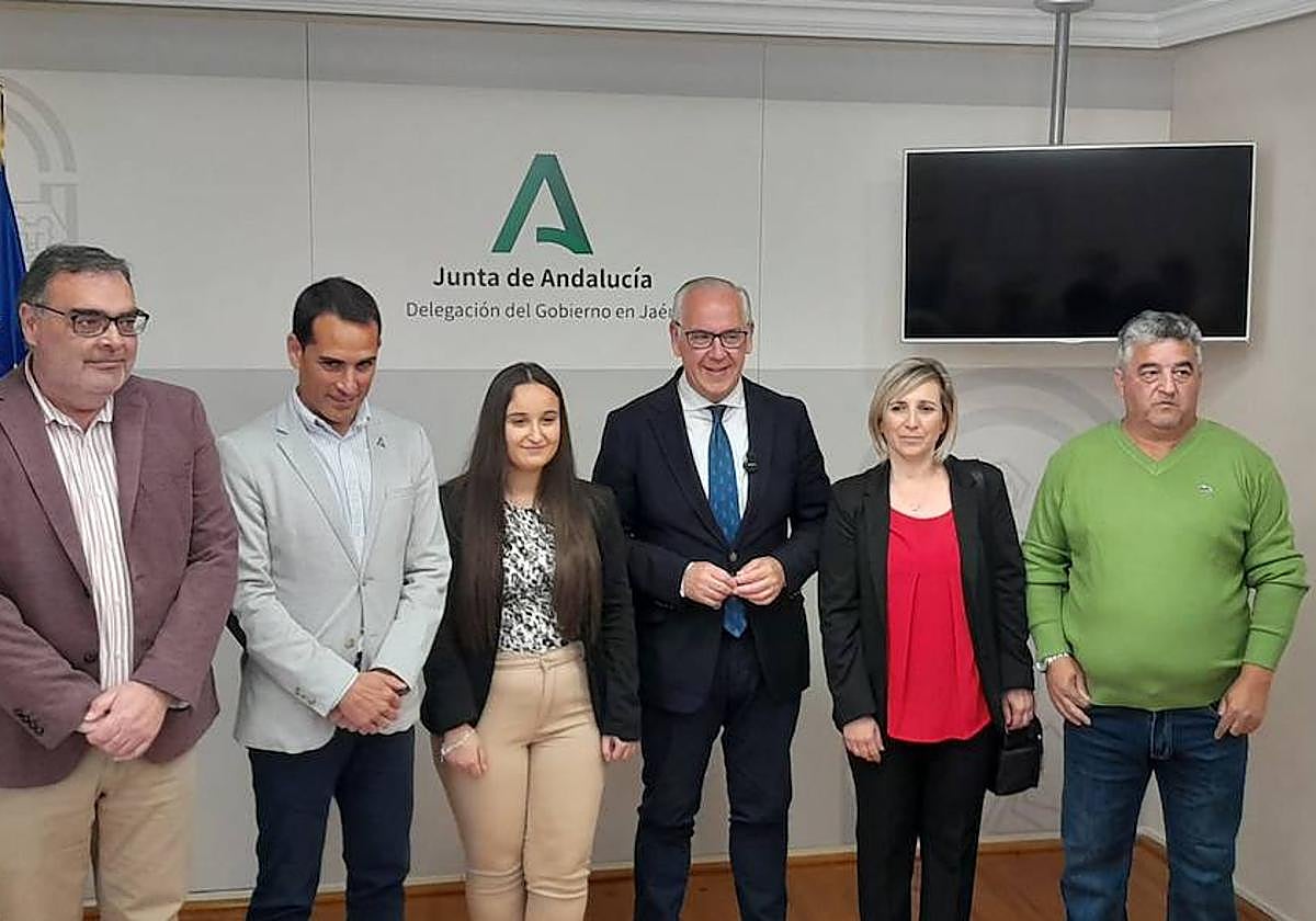 Isabel Moreno junto a familiares y representantes de la Junta.