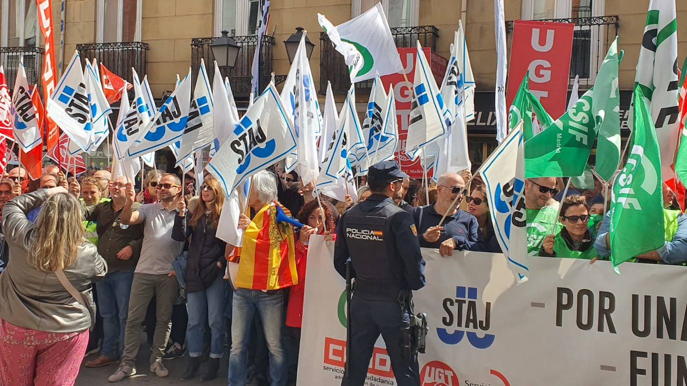 Los delegados del STAJ, concentrados este miércoels frente al ministerio que eencabeza Pilar Llop.