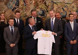 El Rey recibe de manos del presidente del Real Jaén la camiseta conmemorativa del centenario del club.